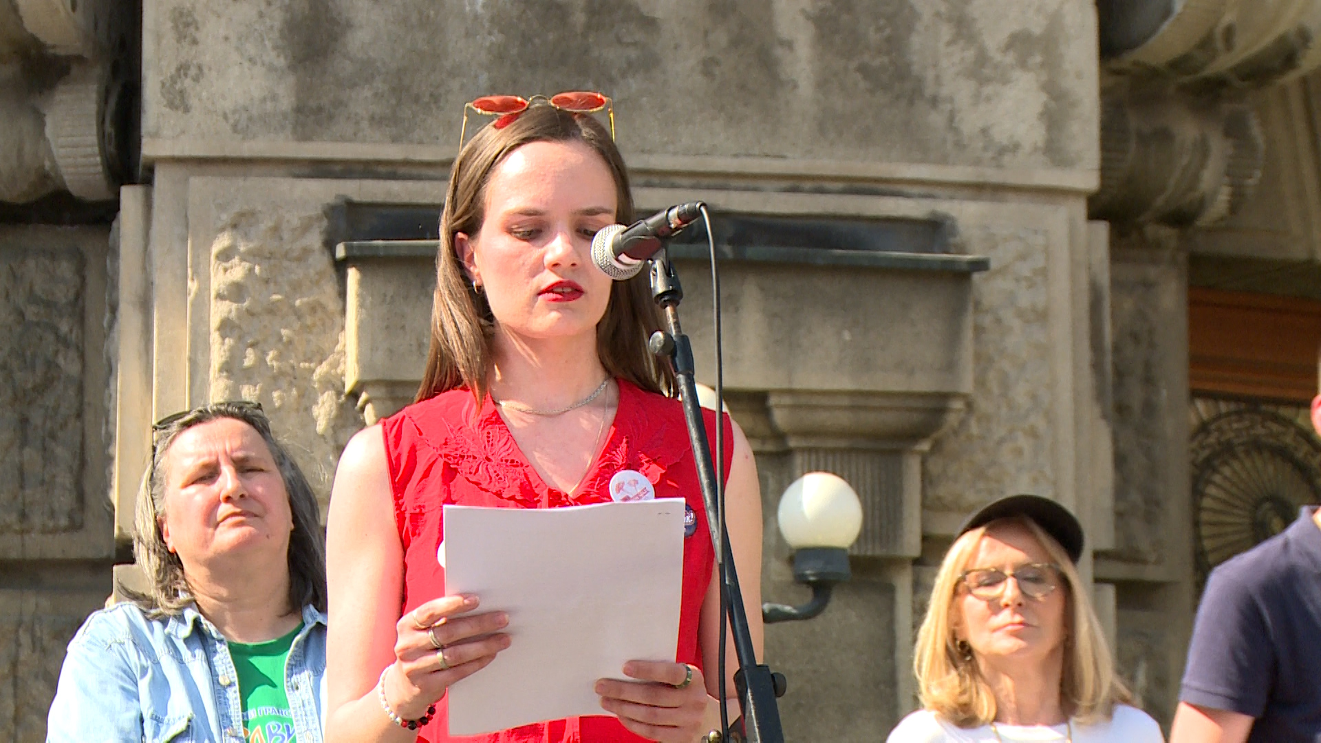 Beograd, studentkinja ,,Studenti u blokadi'', na danasnji dan obelezavamo dva datuma sest meseci od pada nadstrsnice i Medjunarodni praznik rada Beograd, studentkinja ,,Studenti u blokadi'', na danasnji dan obelezavamo dva datuma sest meseci od pada nadstrsnice i Medjunarodni praznik rada